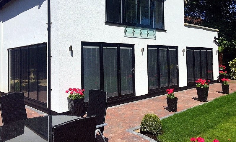 Bifold doors with integral blinds