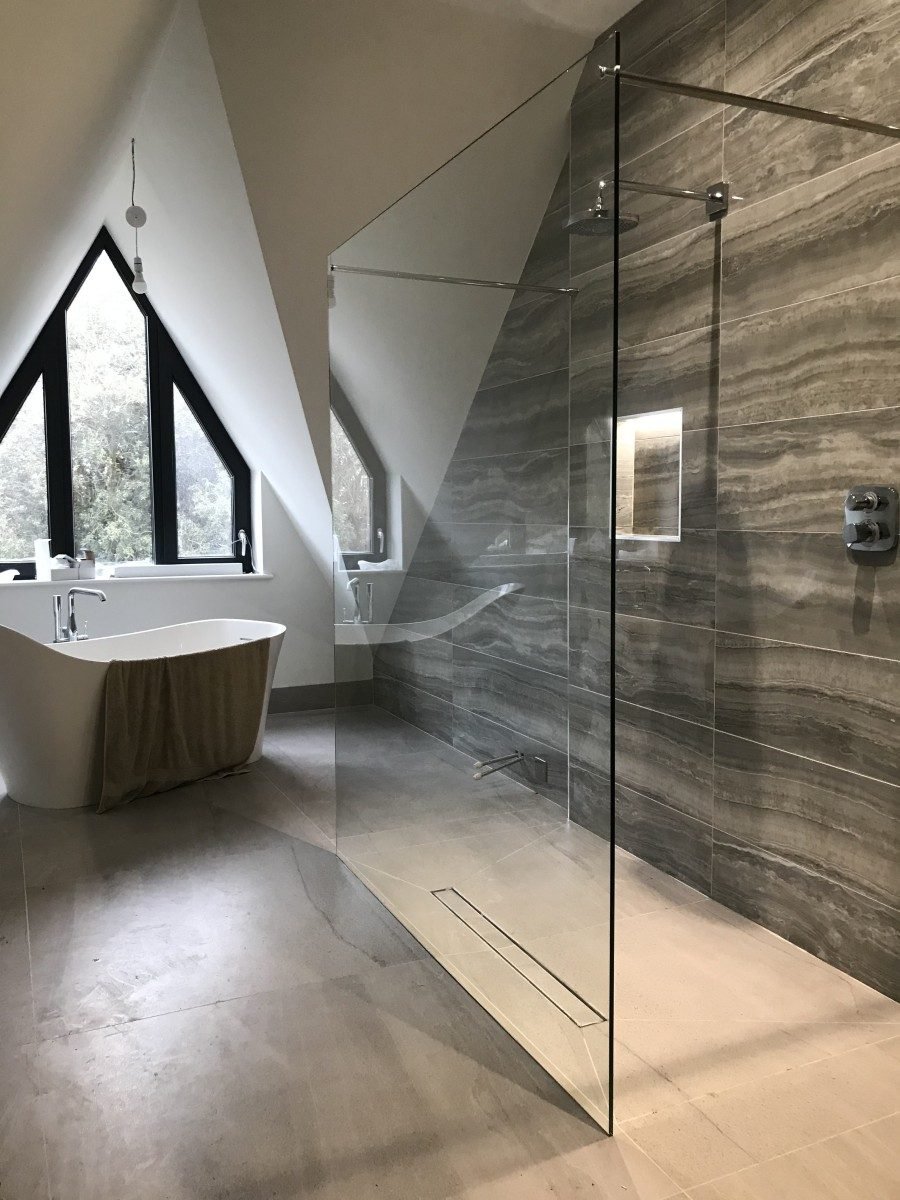 Walk-in glass shower screen